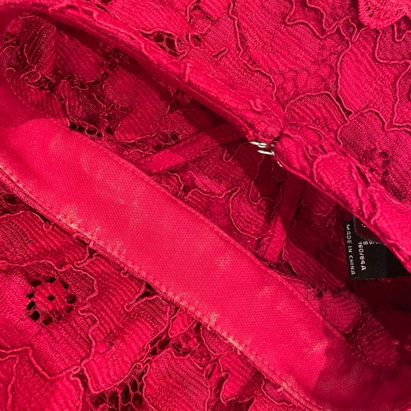 Red lace dress - Picture 4 of 4
